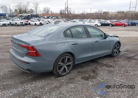 2024 Volvo S60 B5 Core Dark Theme z USA, uszkodzony, nr VIN 7JRL12FK0RG317975